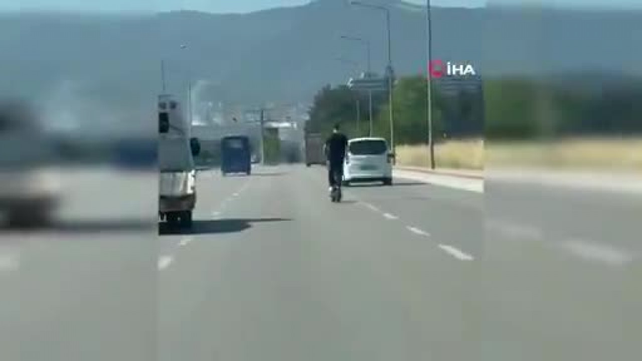 Bursa'da tehlikeli scooter sürüşü kamerada: Trafikte 90 km hızla ilerledi...