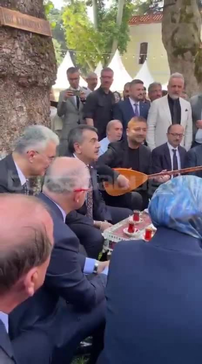 Bakan Tekin Bursa'da çay içti, türkülere eşlik etti