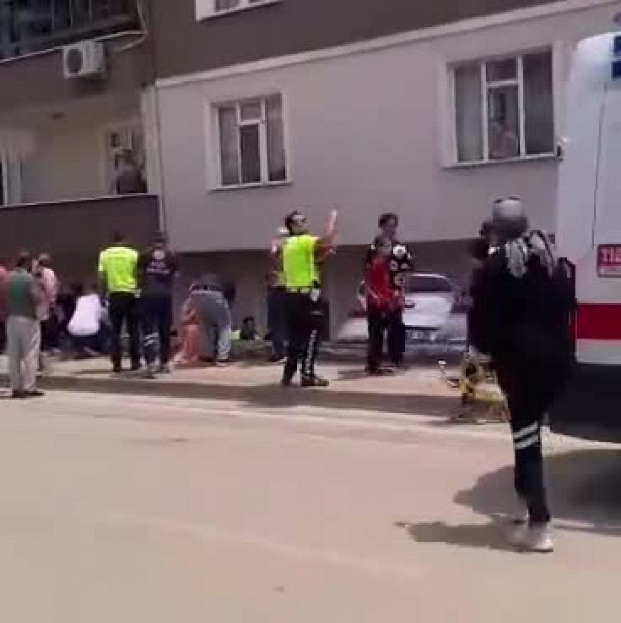 Bursa'da korkunç kaza! Site bahçesine uçtu 2 çocuk yaralandı