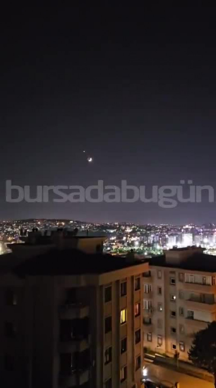Bursa semalarında görsel şölen: Gören telefona sarıldı!