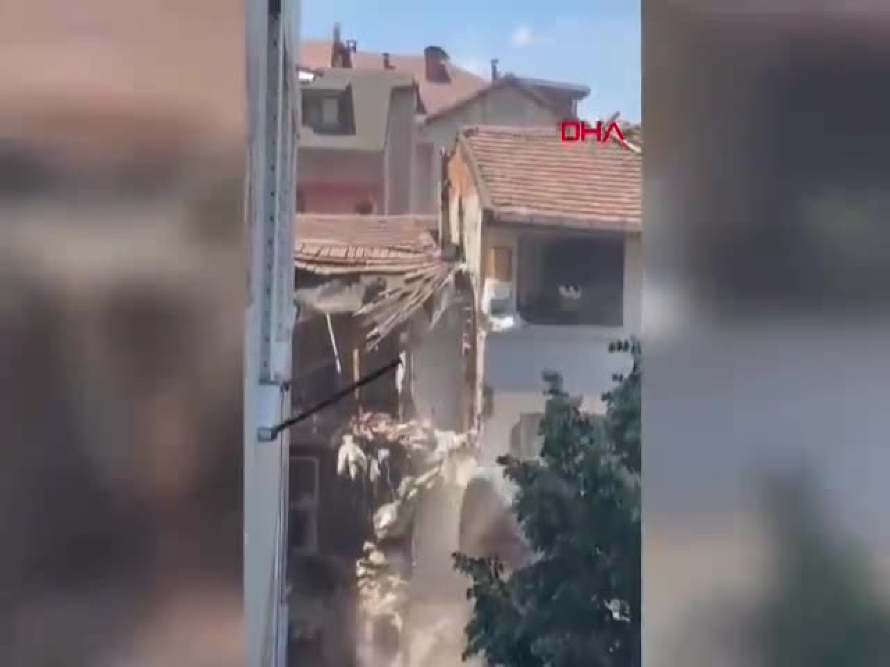 Yıkım sırasında zarar gören binalarda büyük panik! Vatandaşlar tahliye edildi...