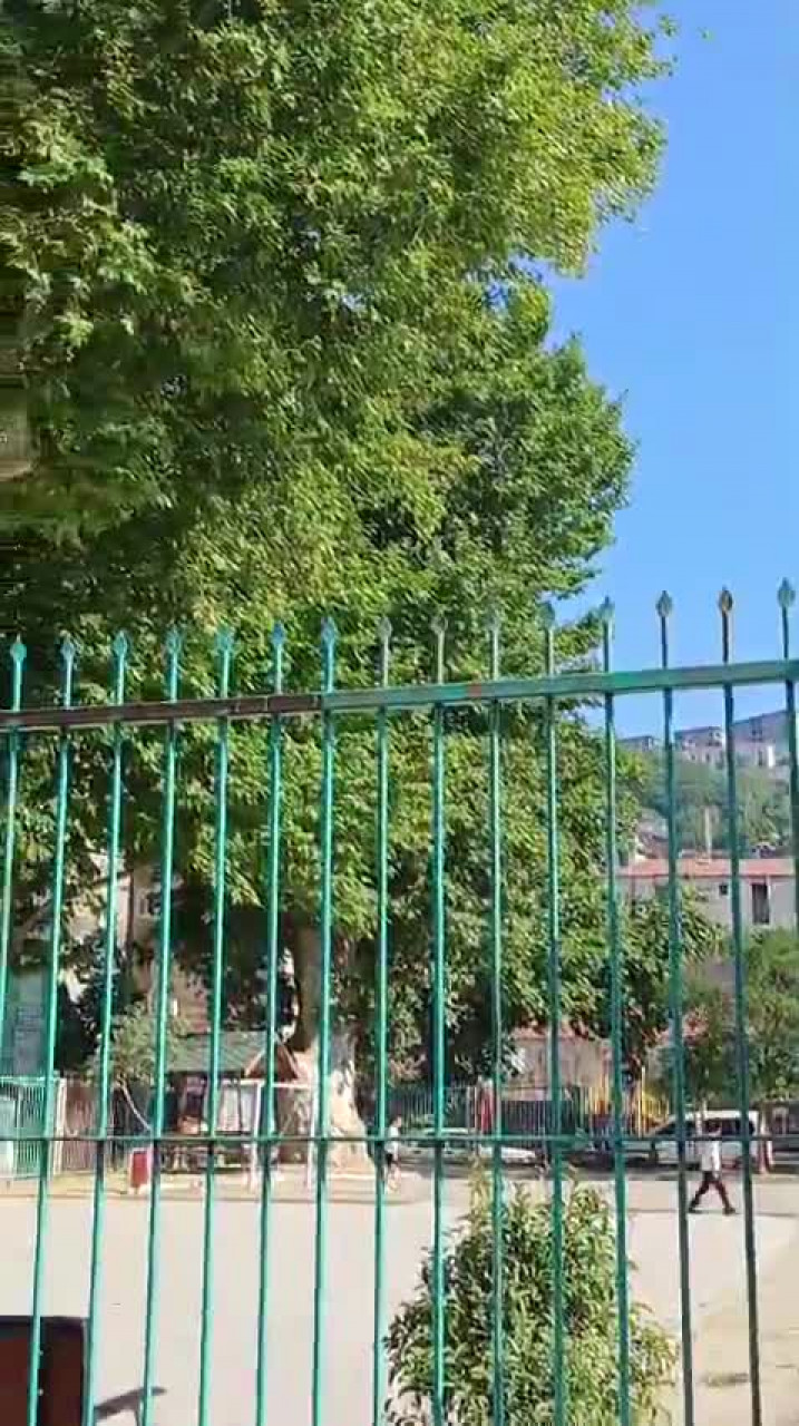 Bursa'da okulu koruyan korkuluklar öğrencileri korkutuyor: Çelişkili manzara