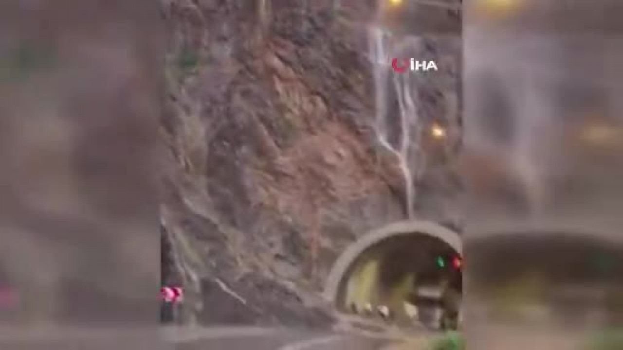 Sel ve heyelan iki ilimizi birbirine bağlayan yolu kapattı! Ekipler olay yerinde...