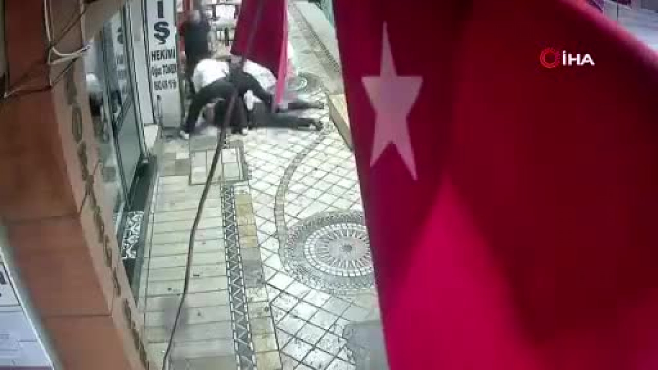 Dört kişi tarafından feci şekilde darbedildi! O anlar kamerada...