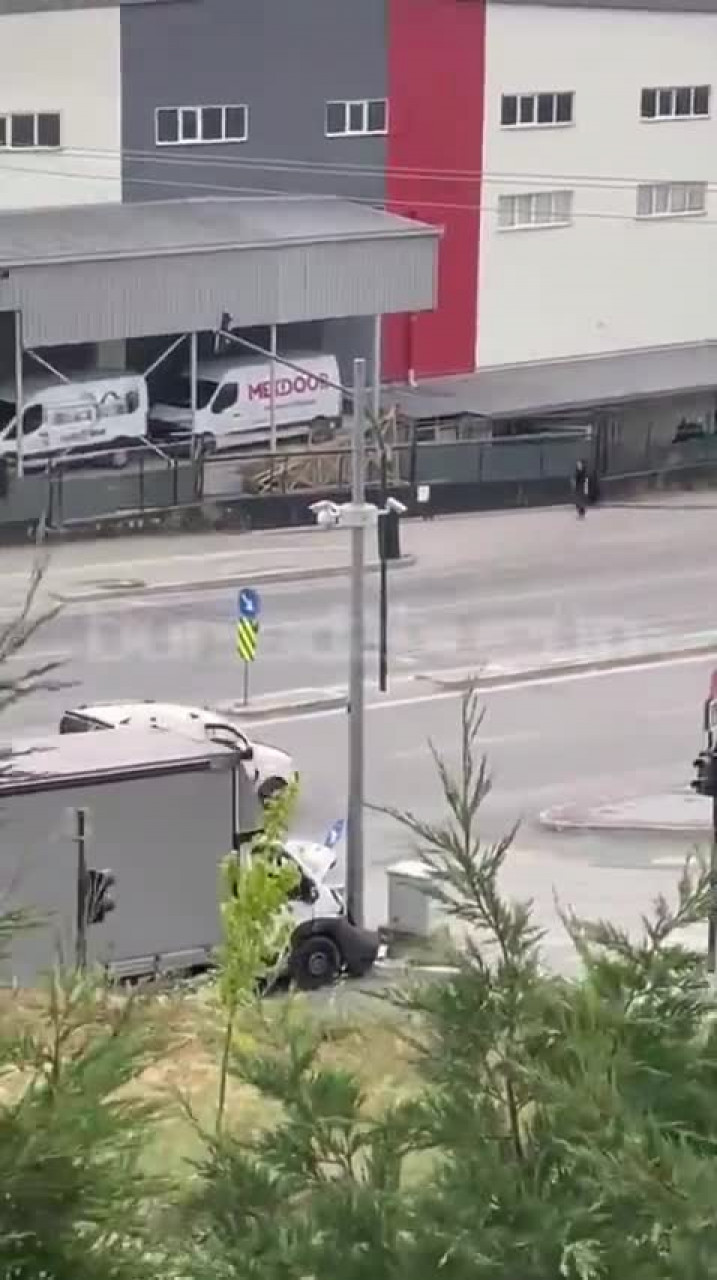 Bursa'da kontrolden çıkan kamyonet, çarparak durabildi
