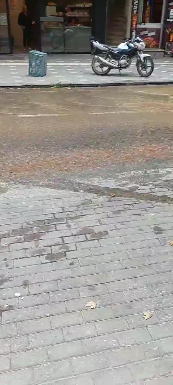 Bursa'da ana su borusu patladı! Cadde göle döndü
