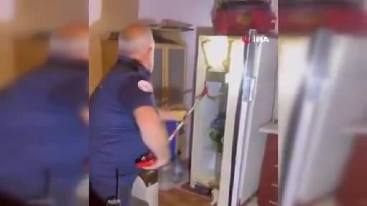 Buzdolabının içerisine giren yılanı itfaiye ekipleri tarafından çıkarıldı
