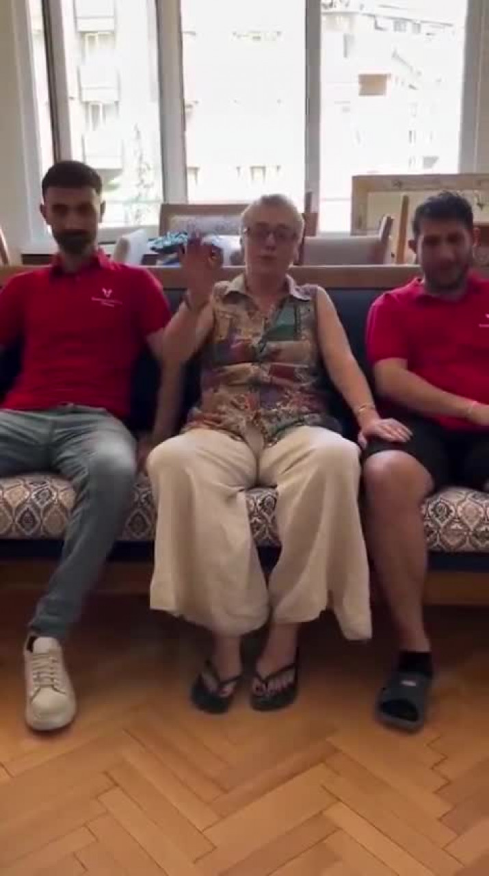 Evini taşıyan nakliyecilerle video çekti, görüntü tartışma yarattı