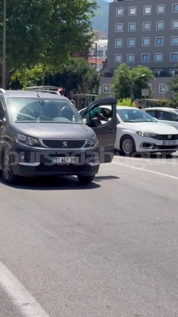 Bursa'da trafik ortasında gergin anlar! 4 kişi bir araca saldırdı...