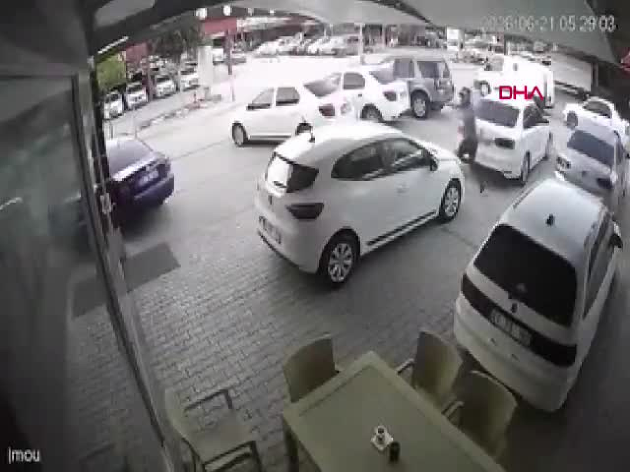Oto galeriye sabah saatlerinde silahlı saldırı! Araçlar kevgire döndü...