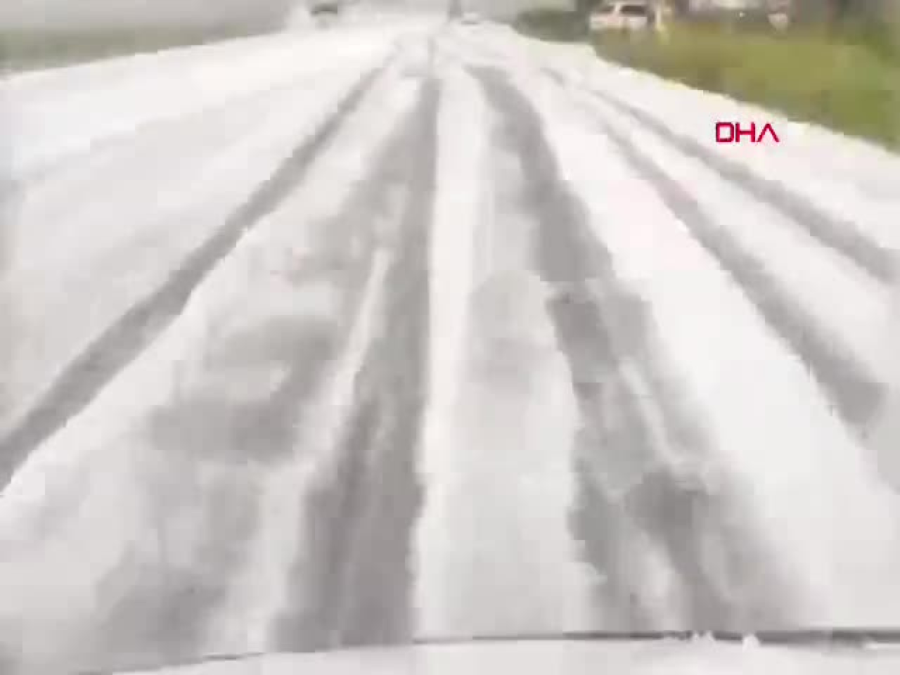 Haziran ayında dolu yağışı yolları beyaza bürüdü! Kameralar o anları kaydetti...