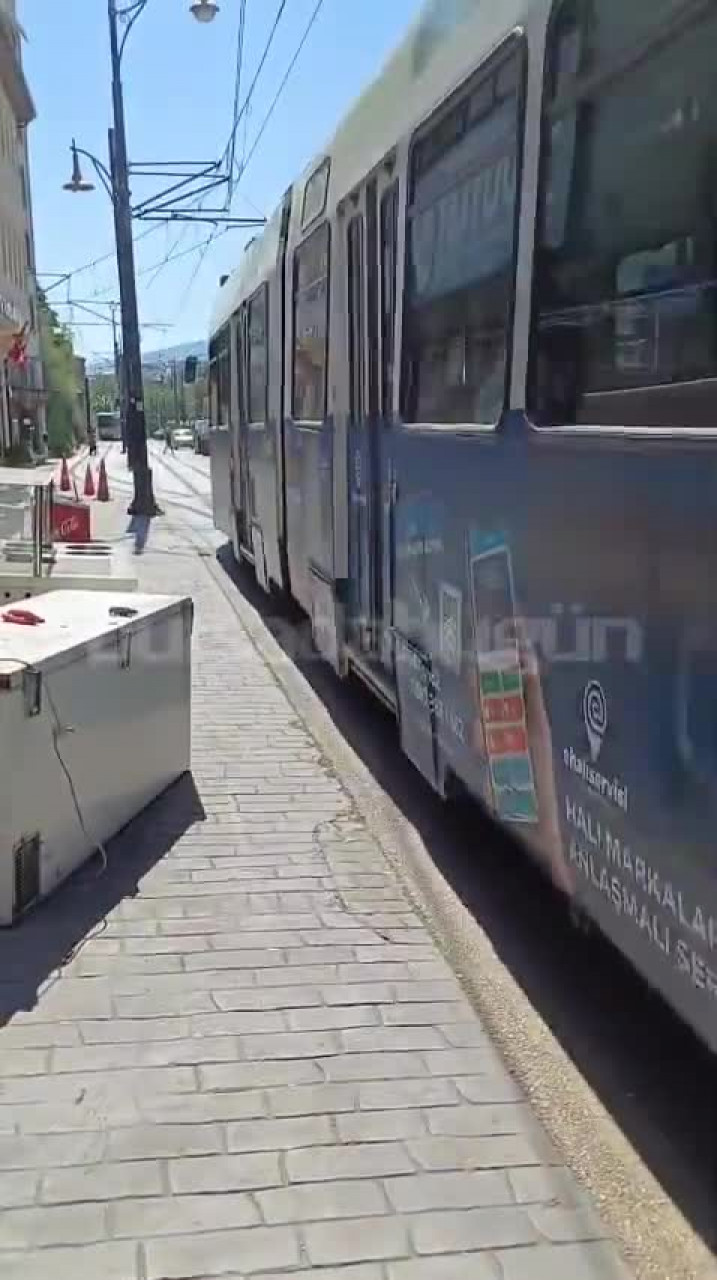 Bursa'da tramvay ile otomobiller burun buruna!