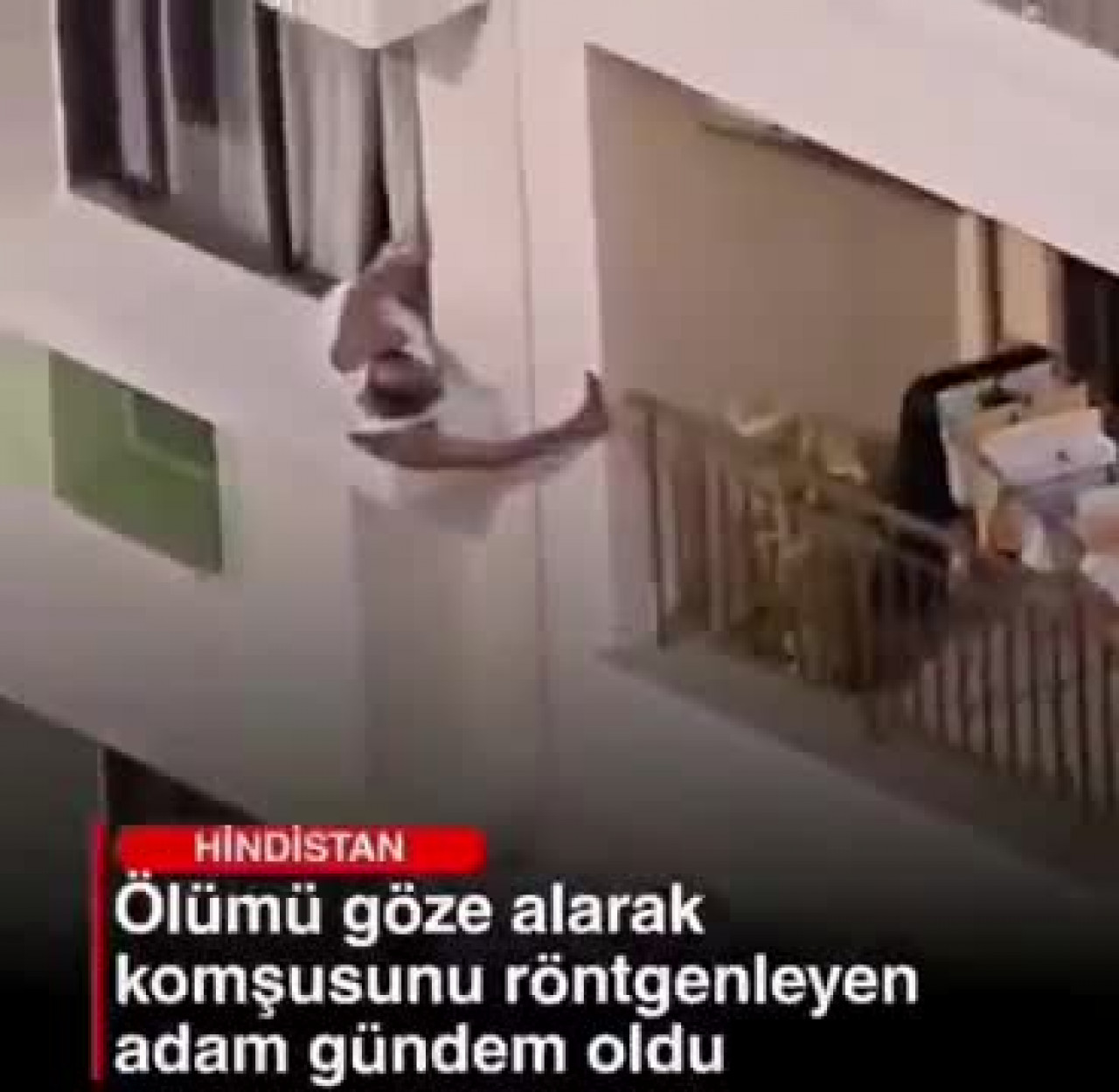 Sapkınlıkta son nokta! Metrelerce yükseklikte pencereden sarkarak komşusunu gözetledi