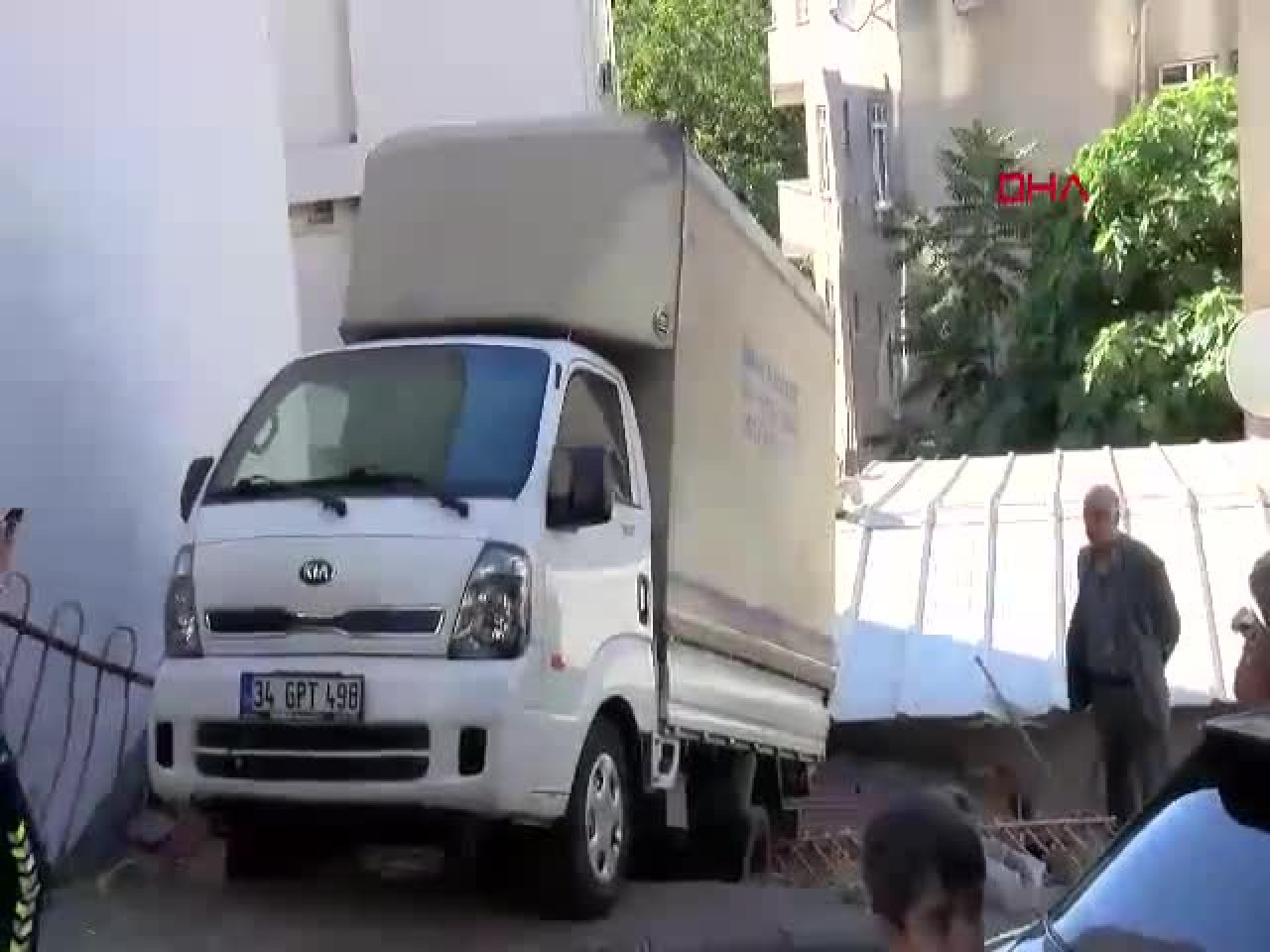 Yokuştan kayan kamyonet gecekondunun çatısına düştü! Kameralar kaydetti...