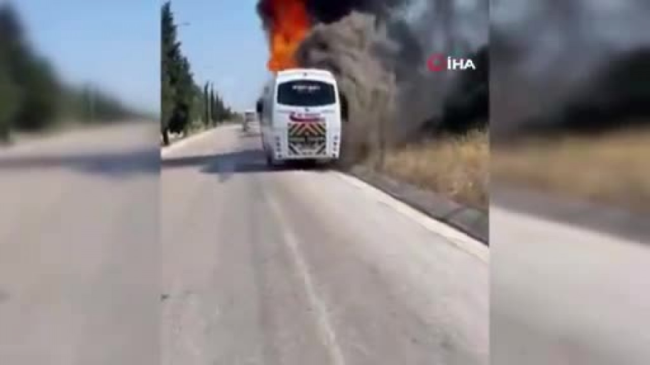 Bursa'da korku dolu anlar kamerada! Seyir halindeki servis aracı alevler içinde kaldı...