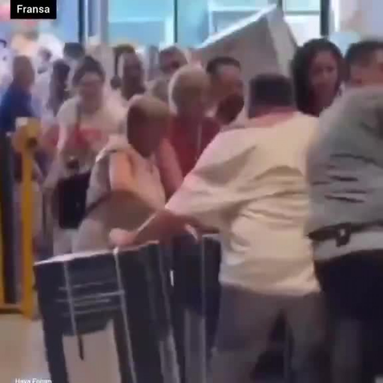 Herkes mağazalara akın etti! Bir ürün için birbirlerine girdiler...
