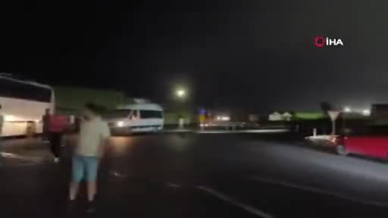 Tır ile işçi servisi çarpıştı: 12 yaralı