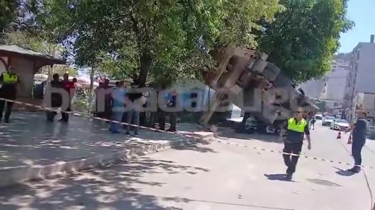 Bursa'da akılalmaz kaza! Vinç aracın üzerine devrildi, kepçe dereye uçtu