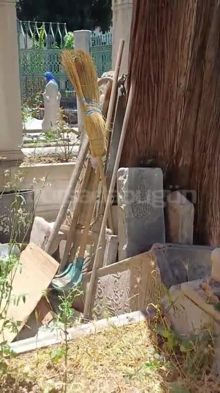 Bursa'nın maneviyat durağında tepki çeken manzara! Mezar taşları sökülerek...