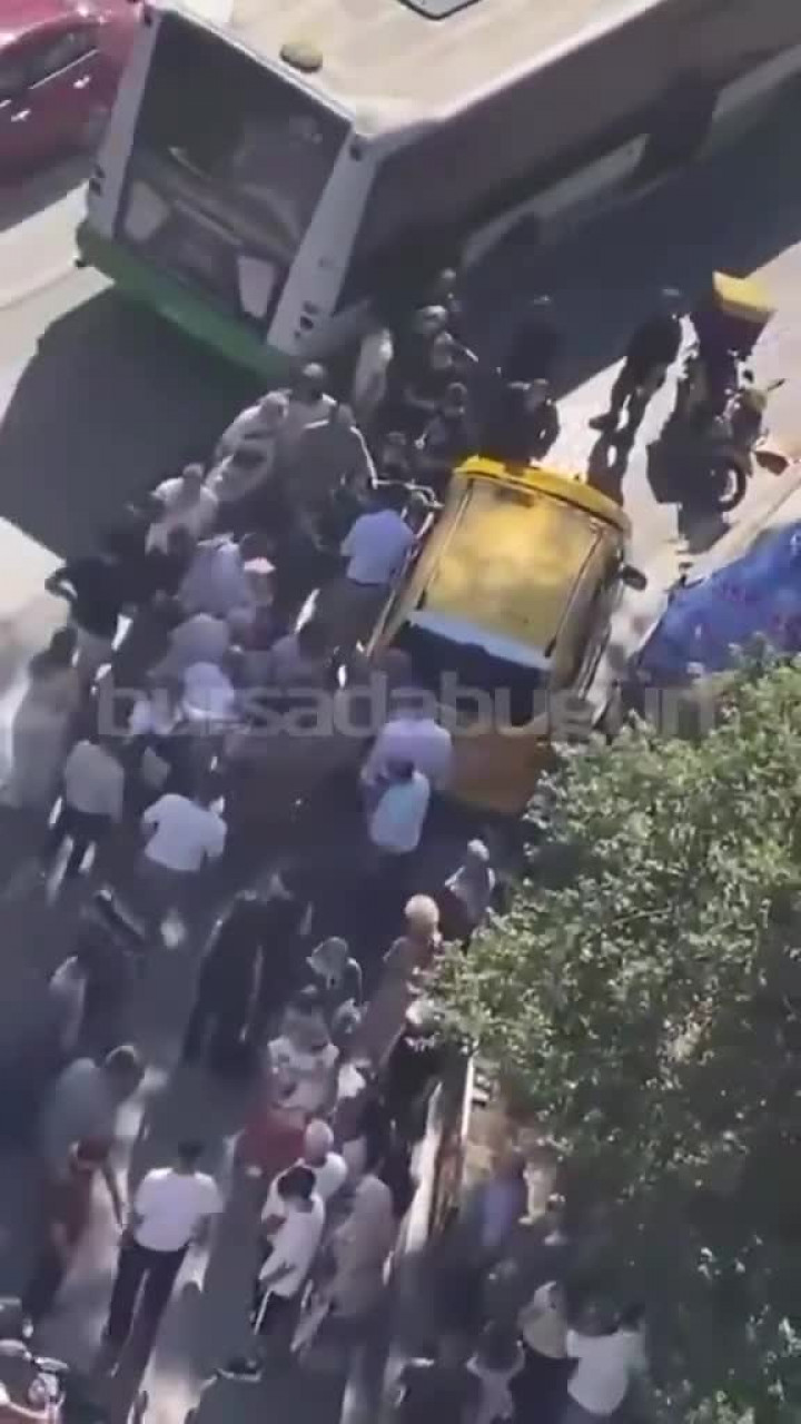 Bursa'da korkunç kaza! Altında kaldığını gören koştu, arabayı havaya kaldırdılar