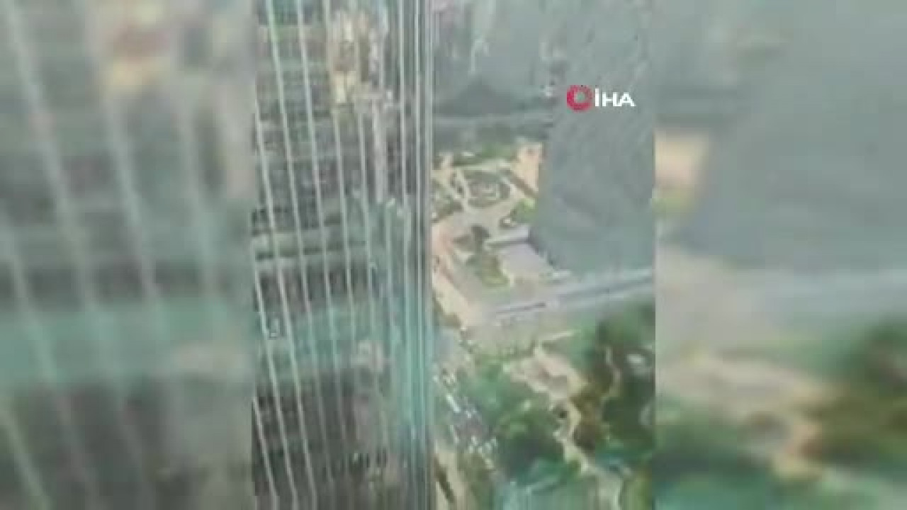 Çin'de küçük uçak 108 katlı gökdelene çarptı!