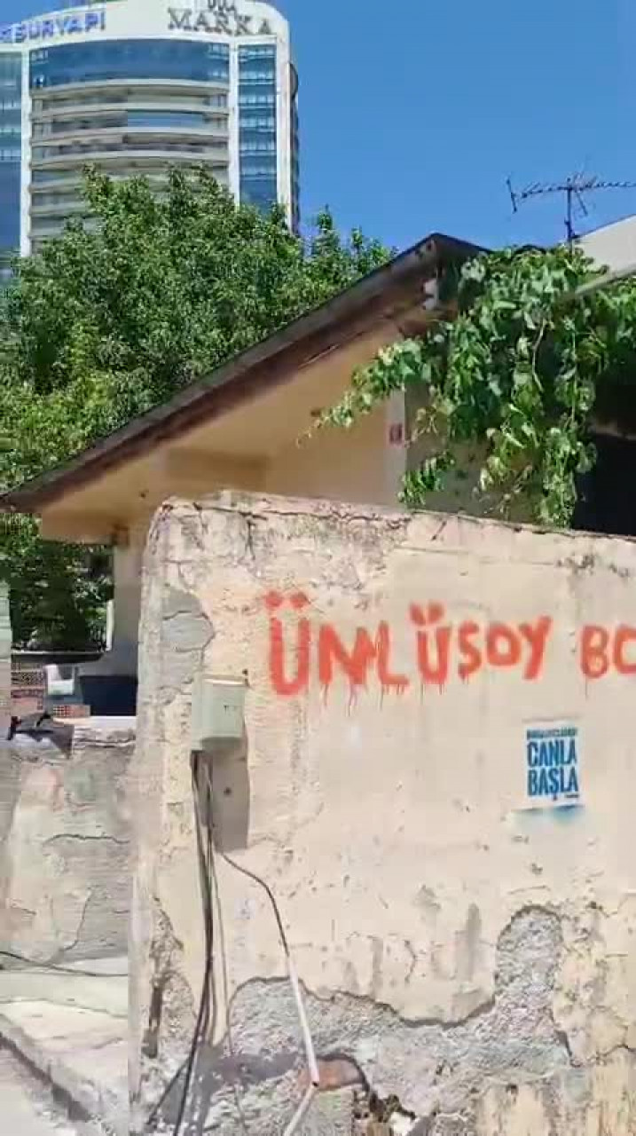 Bursa'da AVM'nin gölgesinde kalan yapı!