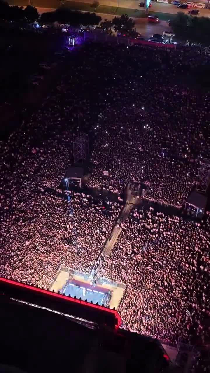 Bursa'da festival alanı doldu taştı! Demet Akalın binleri coşturdu