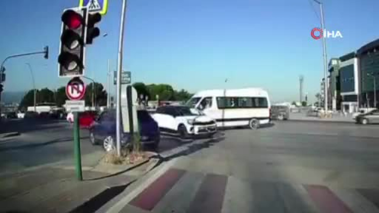 Bursa'da kırmızı ışık ihlali kazaya dönüştü