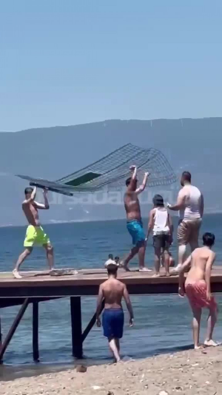Bursa'nın gözde sahilinde pes dedirten olay! Herkesin gözü önünde söküp götürdüler