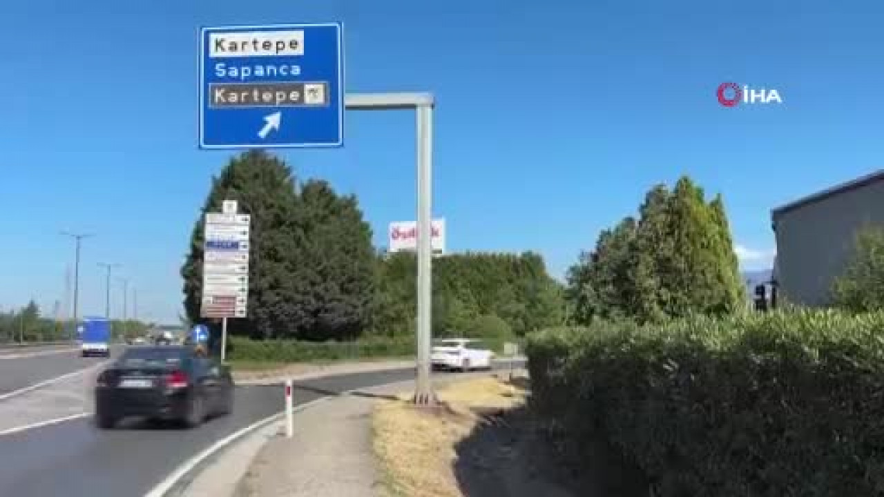 Panelvan araç yön tabelasına çarptı! Ölü ve yaralı var...