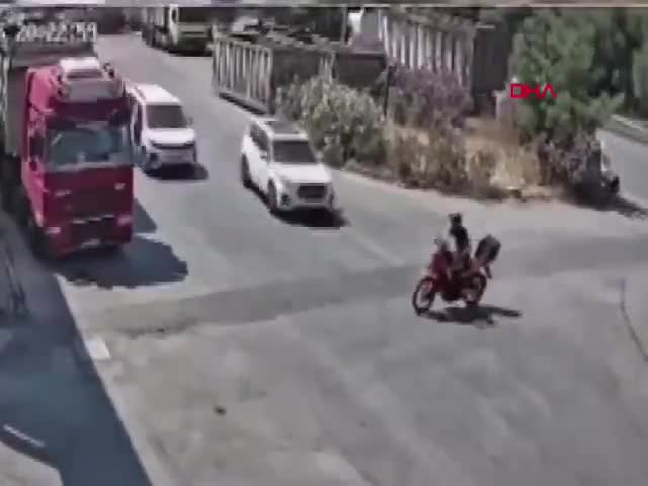 15 yaşındaki sürücü trafikte dehşet saçtı! Üç çocuk babası işçinin durumu kritik...
