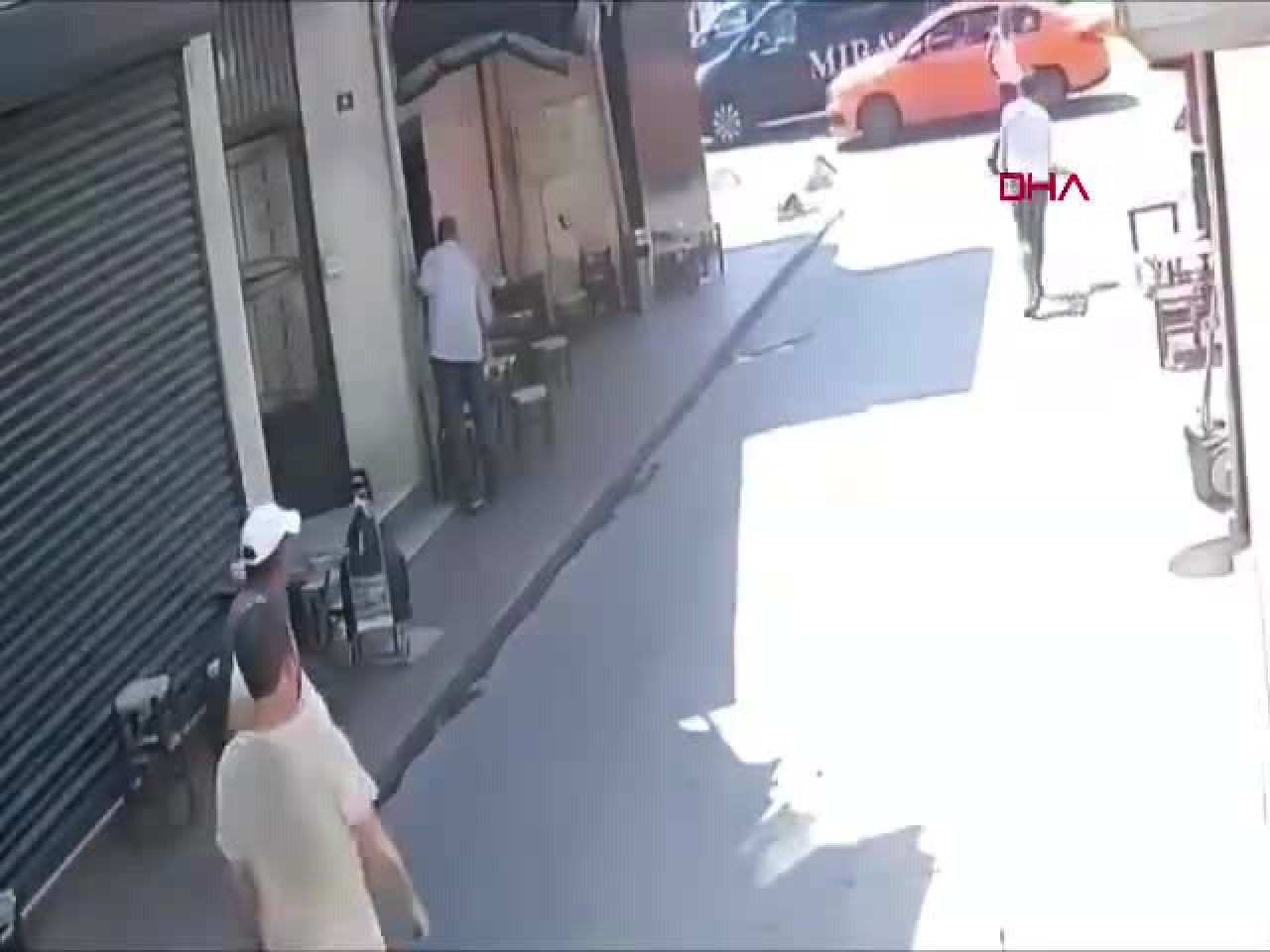 15 yaşındaki kıza taciz iddiası mahalleyi karıştırdı! Olay anı kameralarda...