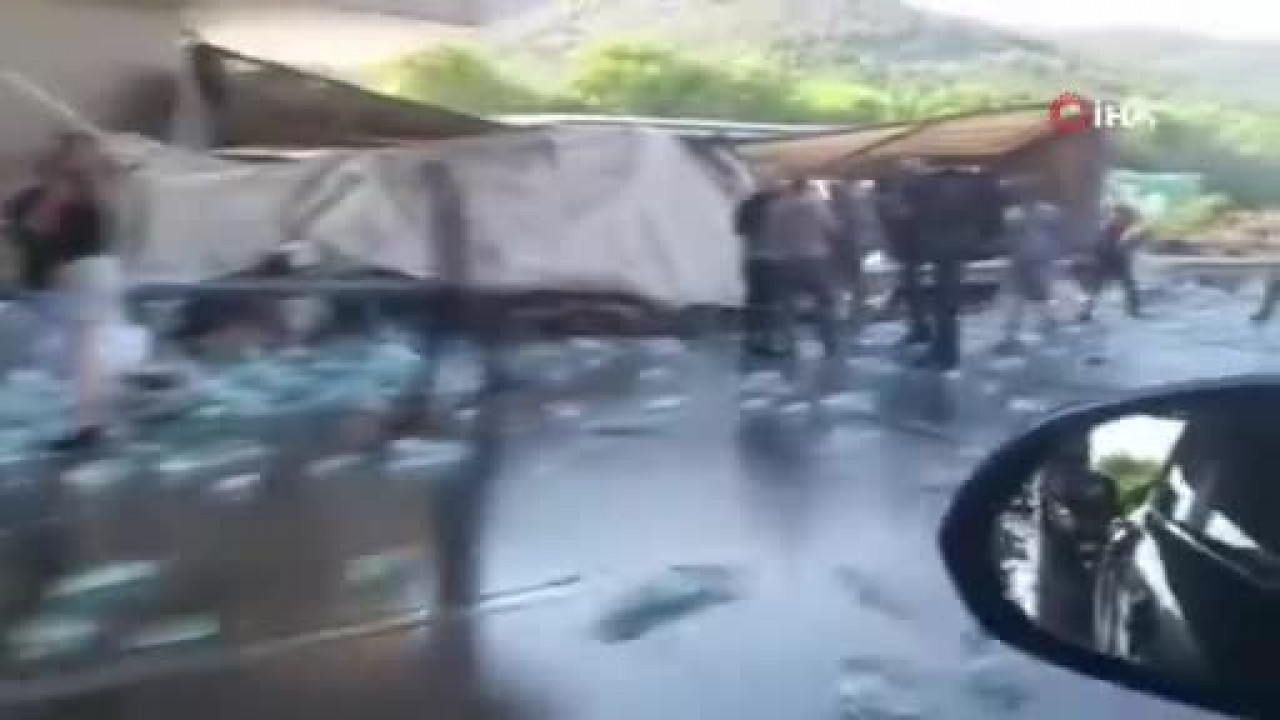 Bursa Çevre Yolu'nda feci kaza: Tır, hızlı tren köprüsü ayağına çarptı, sürücü kurtarılamadı...