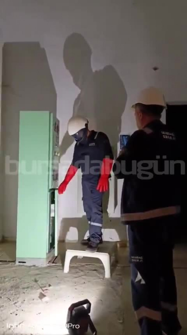 Bursa'da tellere takılan balon 2 bin evi elektriksiz bıraktı...