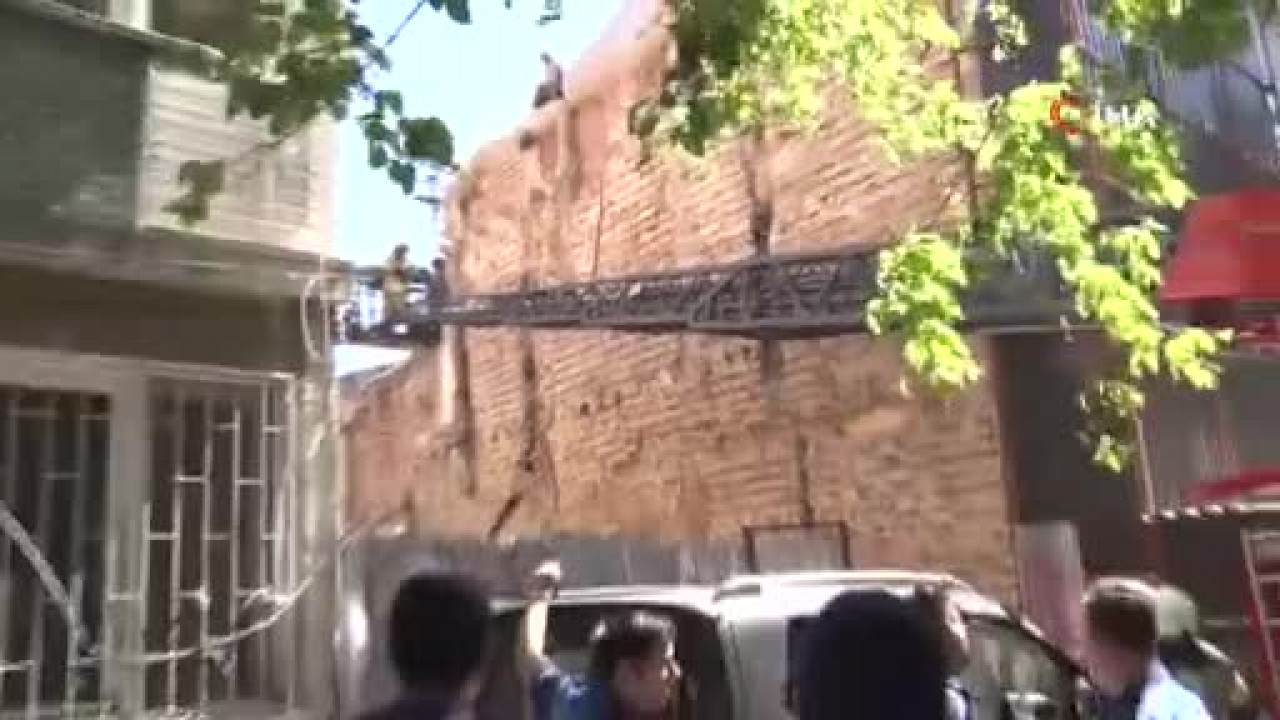 Kadıköy'de yıkım sırasında 2 işçi göçük altında kaldı
