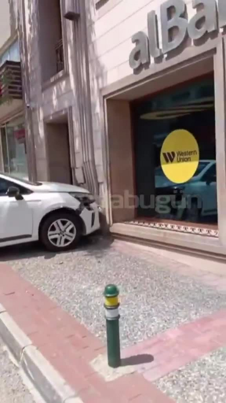 Bursa'da korkutan kaza! Banka duvarına çarparak durdu...