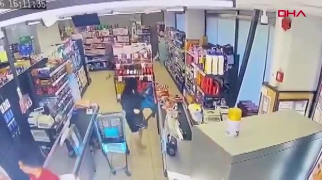 Güpegündüz genç kadına yaptıklarına bakın!