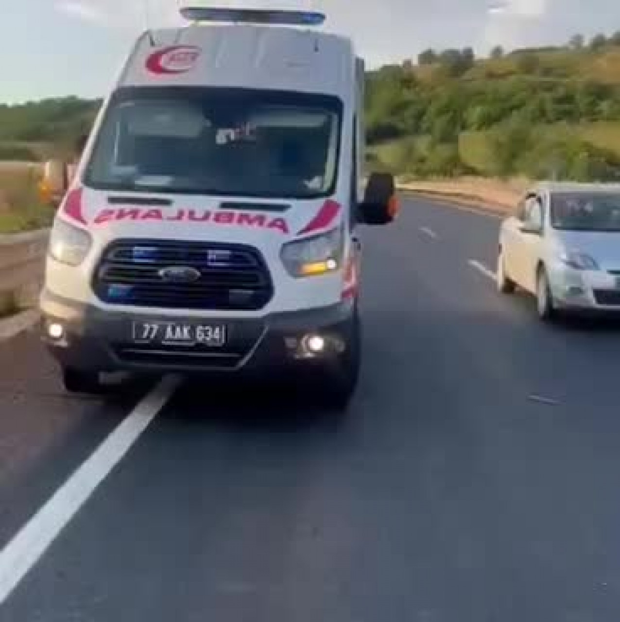 Bursa'da aynı noktada benzer bir kaza daha! Bariyerlere çarpan motosiklet sürücüsü yaralandı...