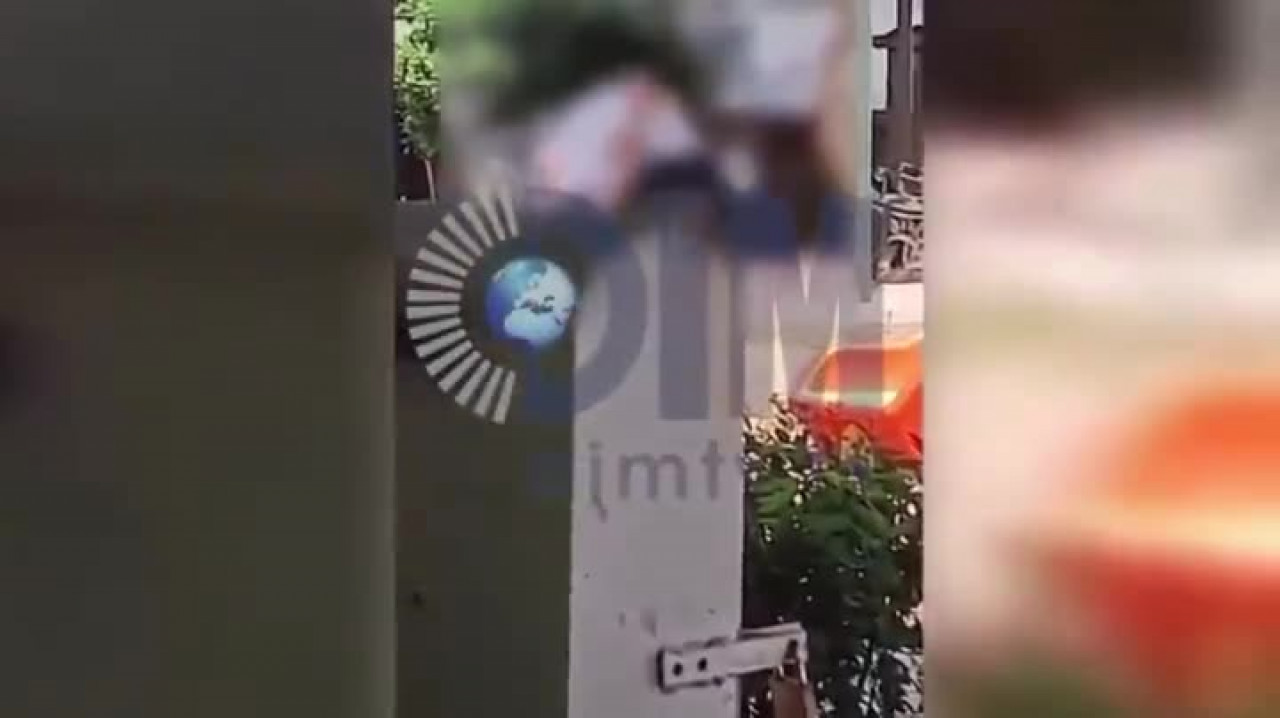 Çocuk parkında iğrenç görüntü! Yaşlı iki erkek sarmaş dolaş...