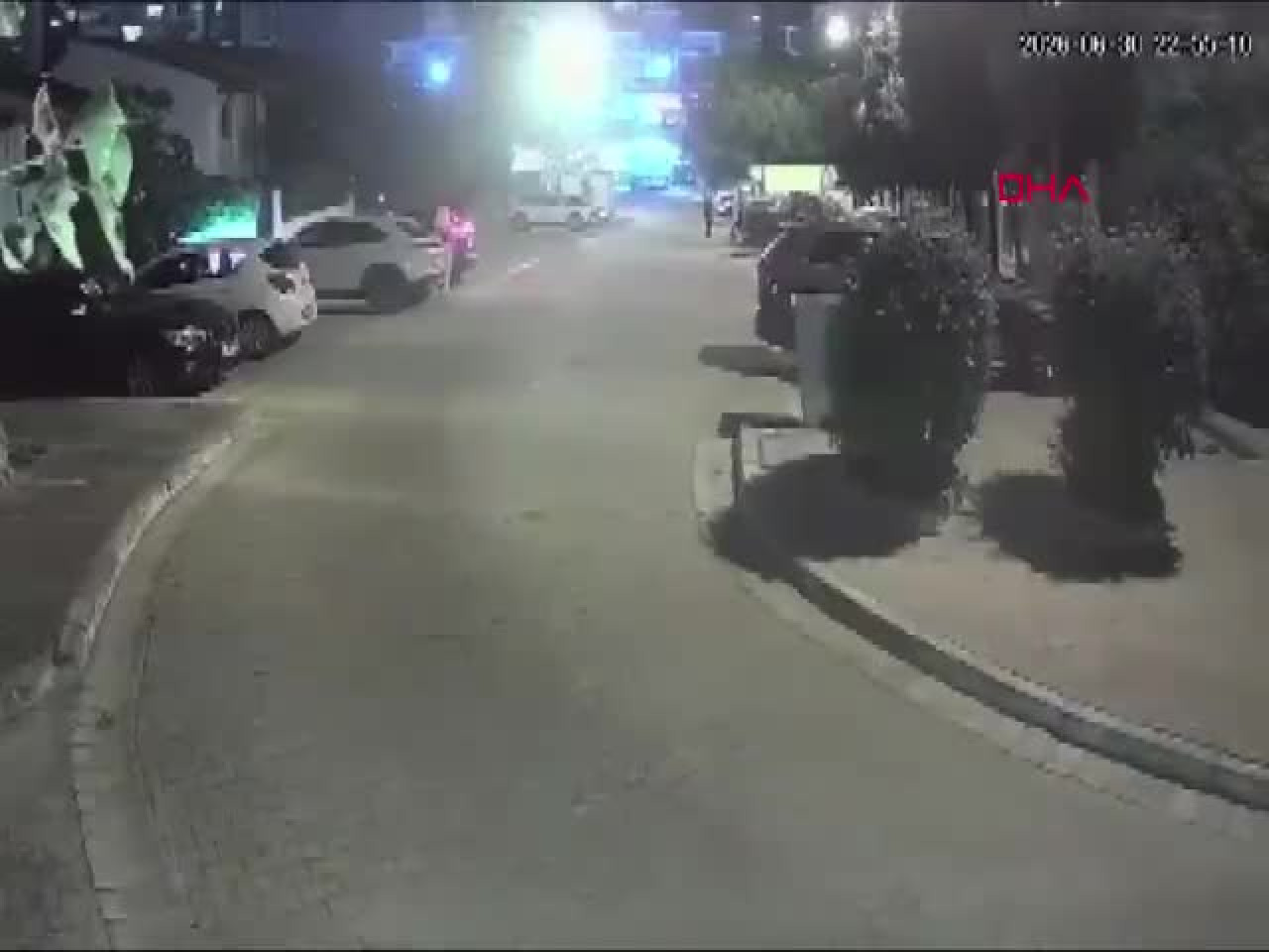 Kontrolden çıkan araç dehşet saçtı! Genç kadın yaşam savaşı veriyor...