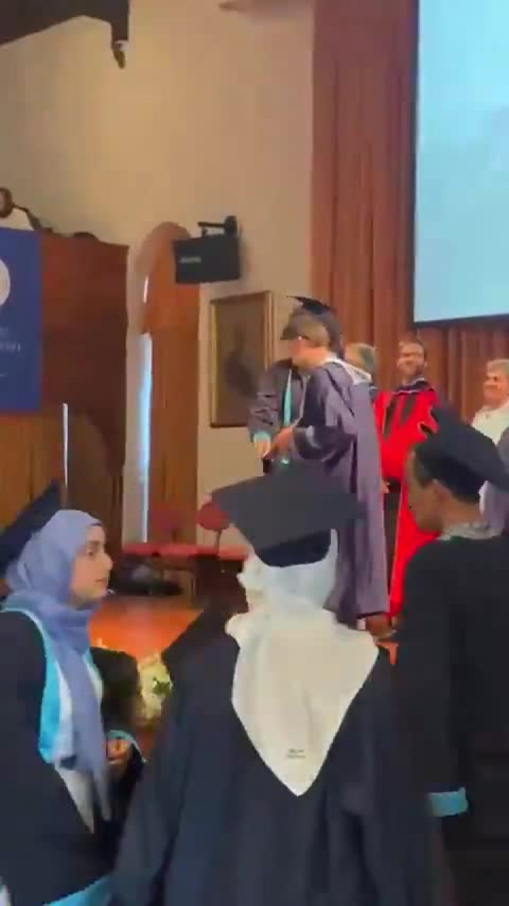 Mezuniyet töreninde olay görüntü! Akademisyenle fotoğraf çektirmeyi reddedince ortalık fena karıştı