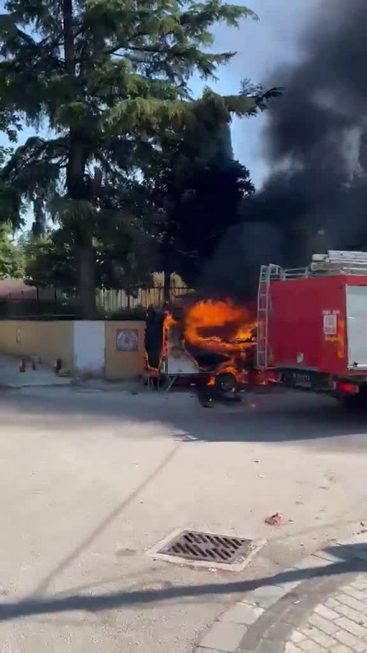 Bursa'da sahilde korkutan yangın! Ekmek teknesi küle döndü...