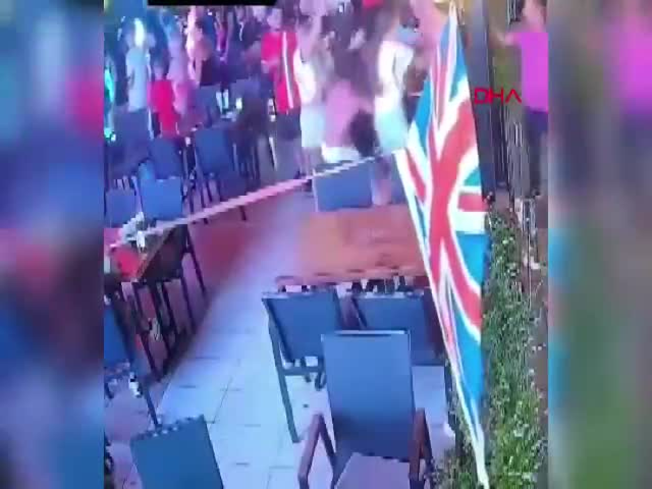 İngiliz turist ortalığı birbirine kattı! Eşini ve çocuklarını darbetti...