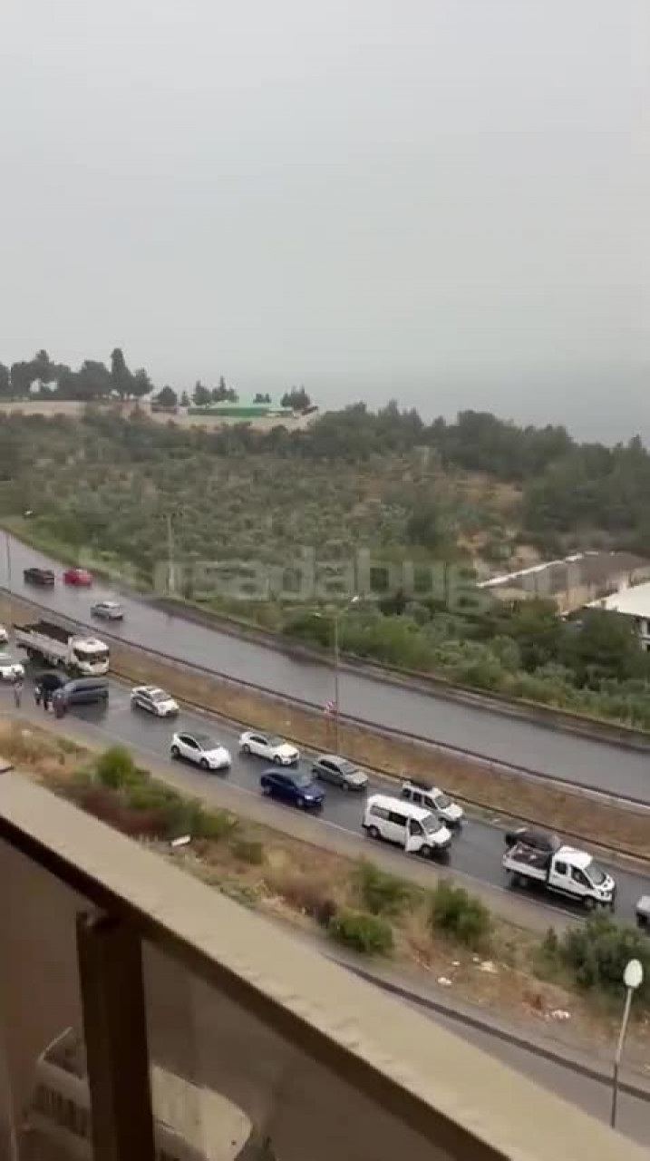 Bursa'da yağış zincirlemeye kazayı beraberinde getirdi! Yol tıkandı...