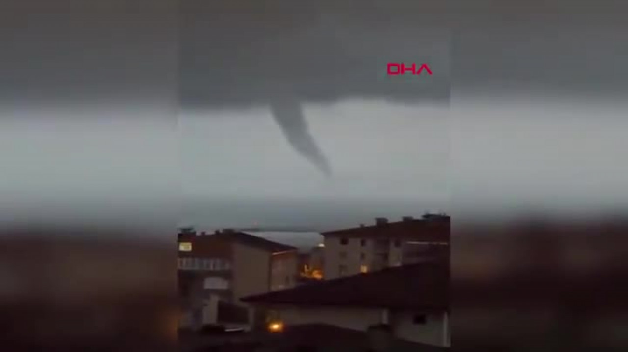 Sağanağın ardından ortaya çıktı! Denizde oluşan hortum paniğe neden oldu