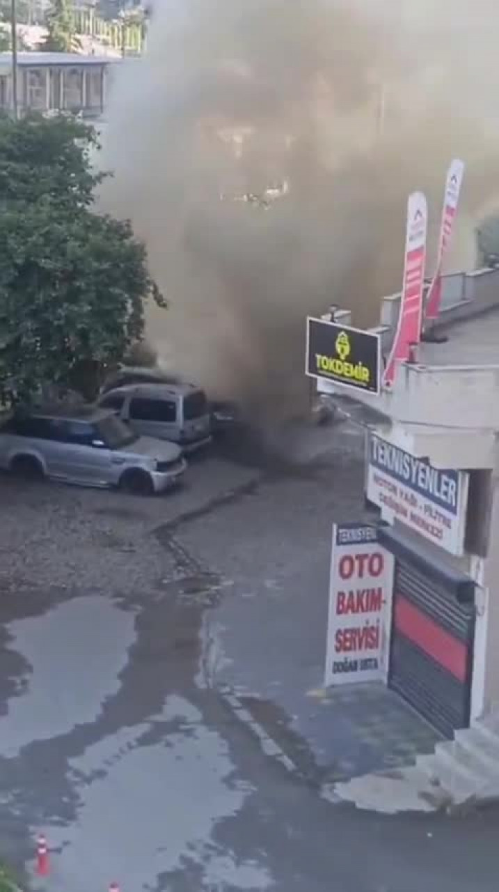 Bursa'da esrarengiz yangın! Park halindeki araçlar alevlere teslim oldu