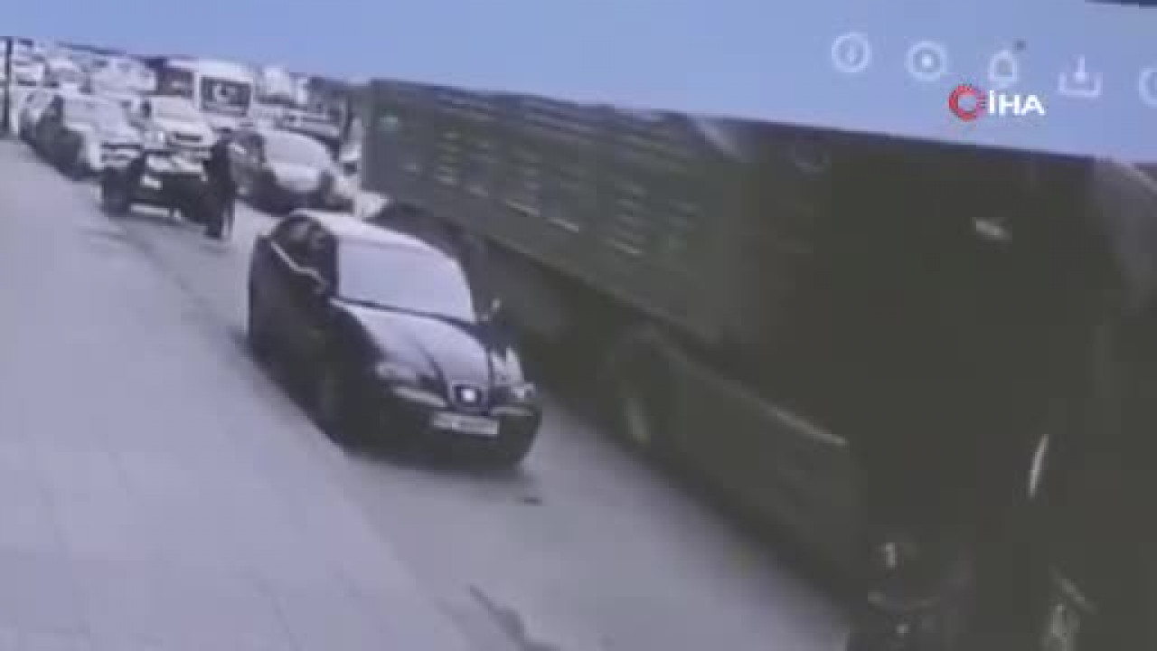 Korkunç kazanın görüntüleri ortaya çıktı! Tırın altında kalan yaşlı adam can verdi...
