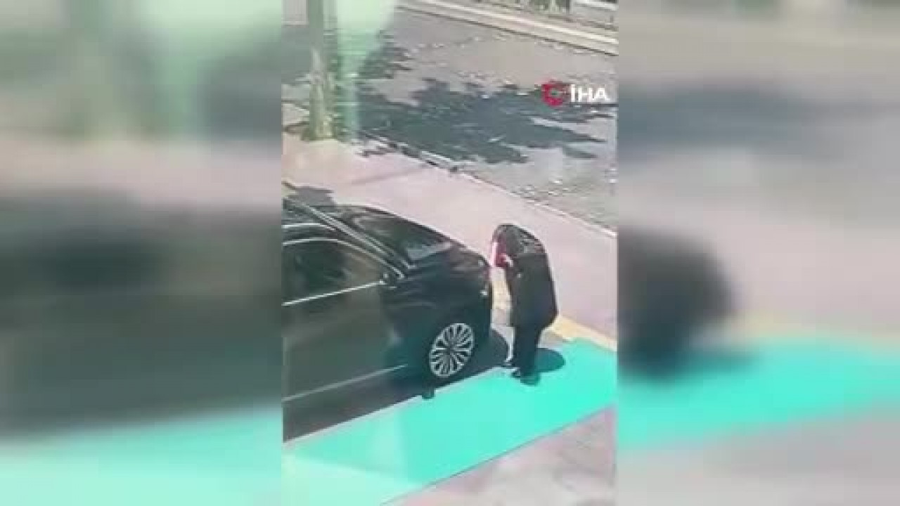 Duygulandıran anlar! Makam aracındaki Türk bayrağını öpen teyze, Vali tarafından ağırlandı
