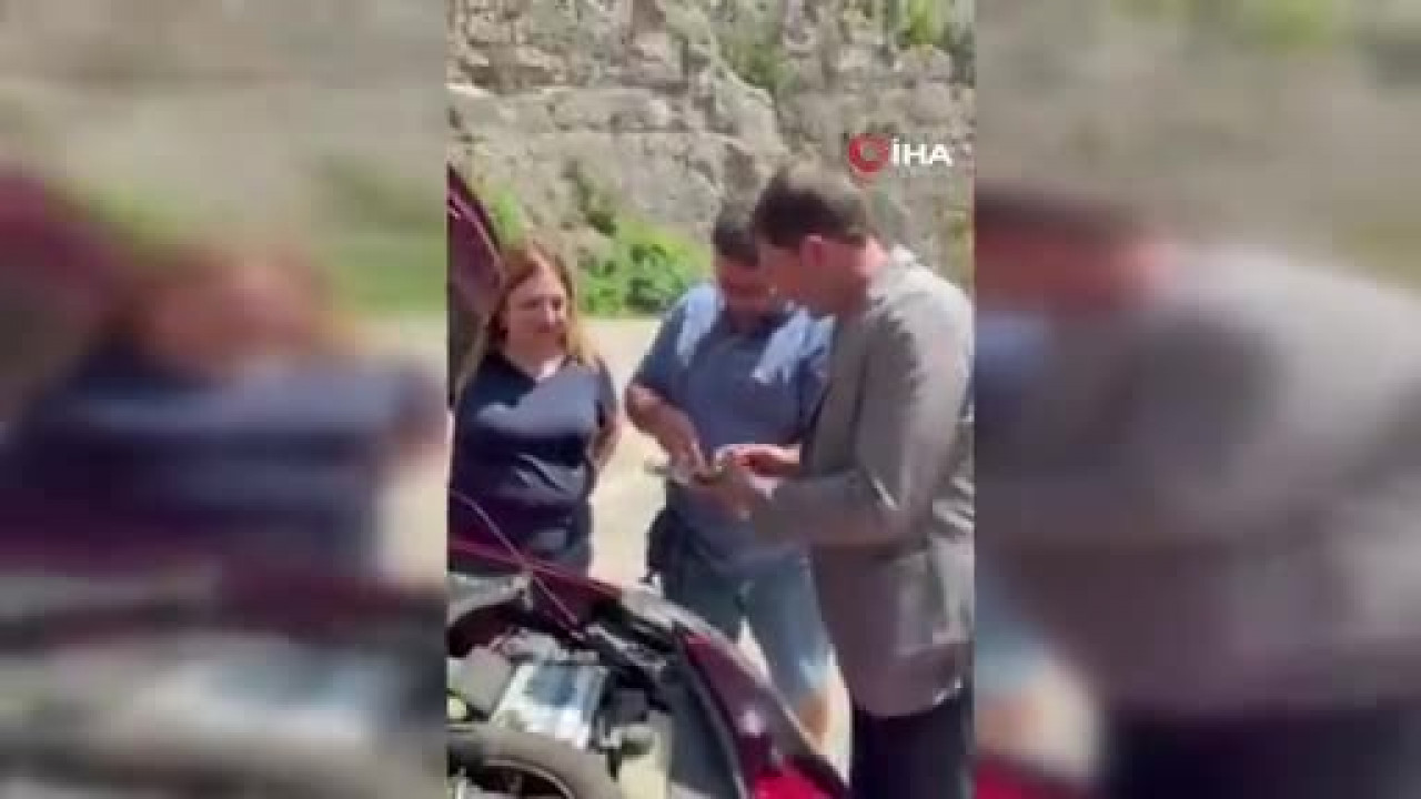 Bursa'dan gelen ailenin aracı yolda kaldı, belediye başkanı motorun başına geçti!