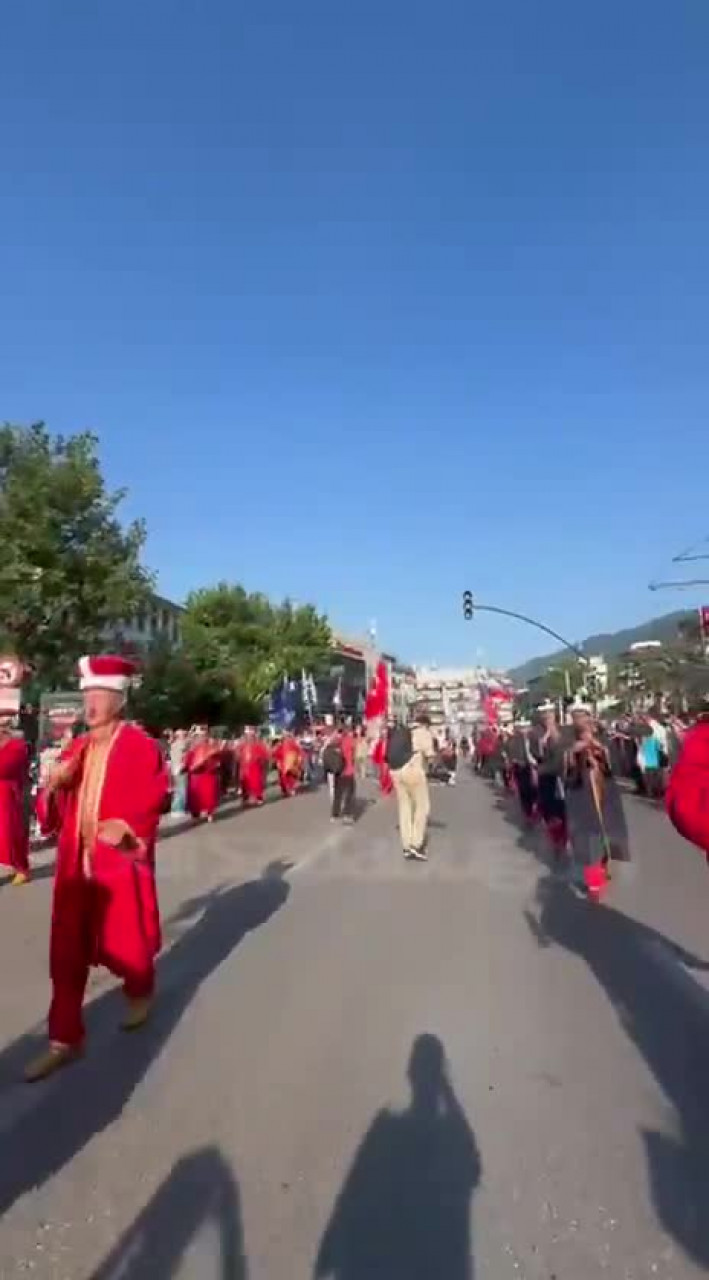 Halk danslarının kalbi Bursa'da atacak! 38.Altın Karagöz Festivali kortejle başladı!